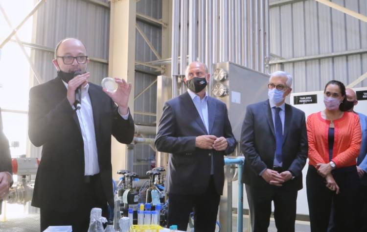 Perotti y Domínguez participaron de la puesta en marcha de una planta de producción de enzimas y proteínas en San Lorenzo