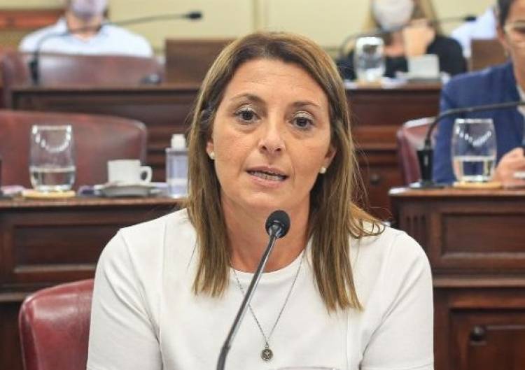 Betina Florito, que requiere información sobre la señalética en rutas santafesinas