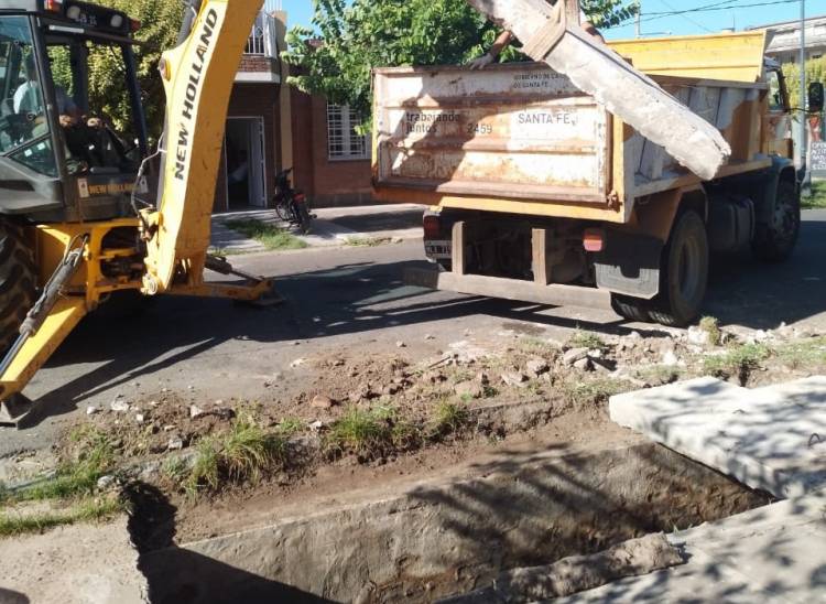 Para evitar el anegamiento de calles, la Municipalidad limpió y recuperó desagües pluviales