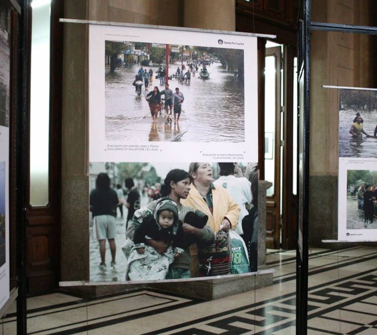 “Una ciudad resiliente”: se inauguró una muestra fotográfica en homenaje al 21º aniversario de la inundación de 2003