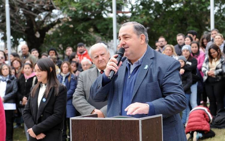 Más de 450 alumnos de 12 escuelas primarias prometieron honor a la bandera nacional