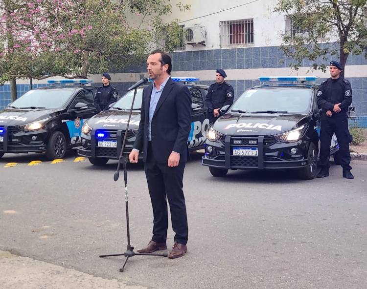 El intendente Weiss Ackerley recibió 5 patrulleros 0 Km para Santo Tomé