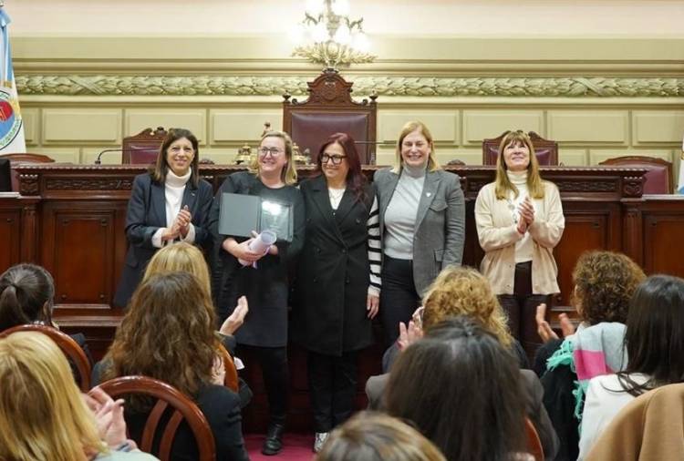 Celia Arena, presente en la entrega de la distinción “Alfonsina Storni” a mujeres periodistas