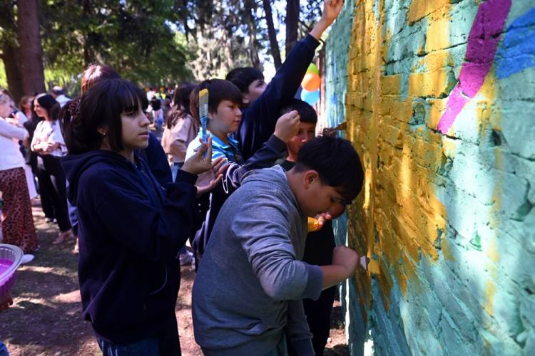 Escuelas sin paredes: más de cien alumnos pintaron un mural en el Jardín Botánico